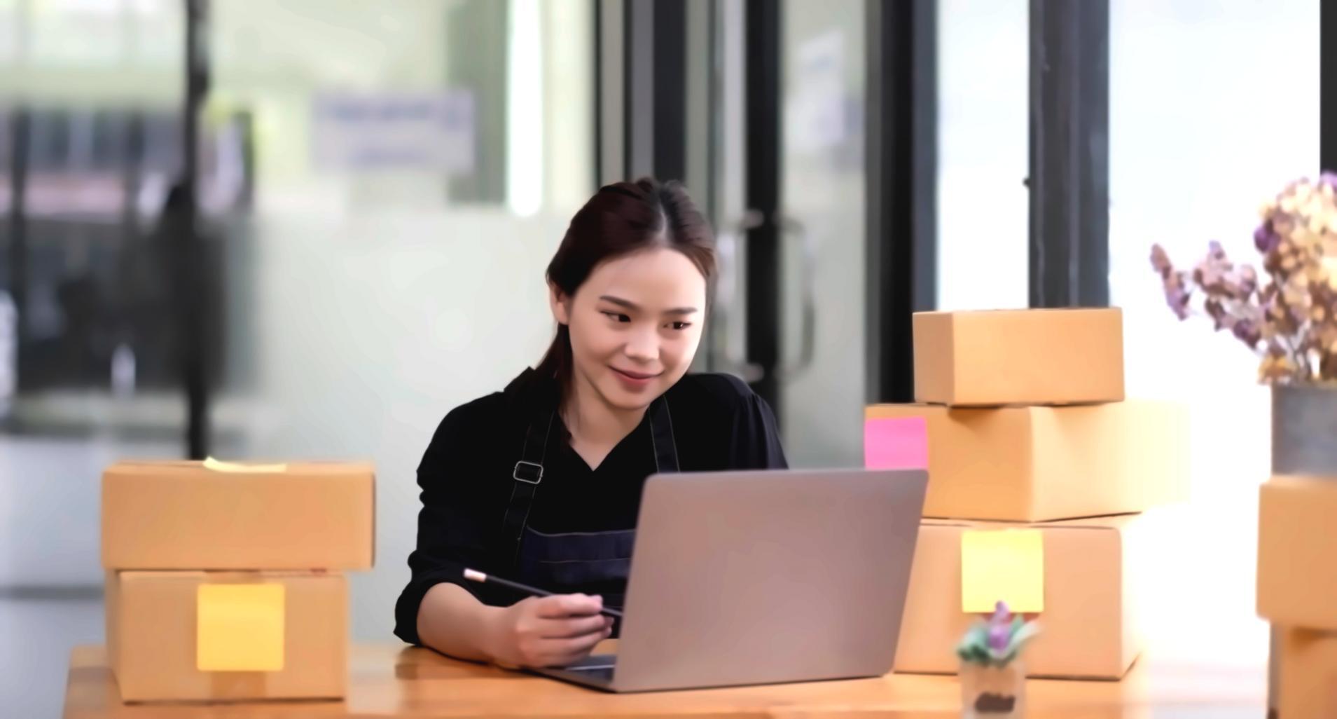 Corvaliqenta Team bei der Arbeit an innovativen Online-Kursen